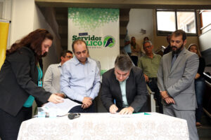 CSE - Édio Viegas e João Polidoro assinam a renovação do convênio - ACICG.