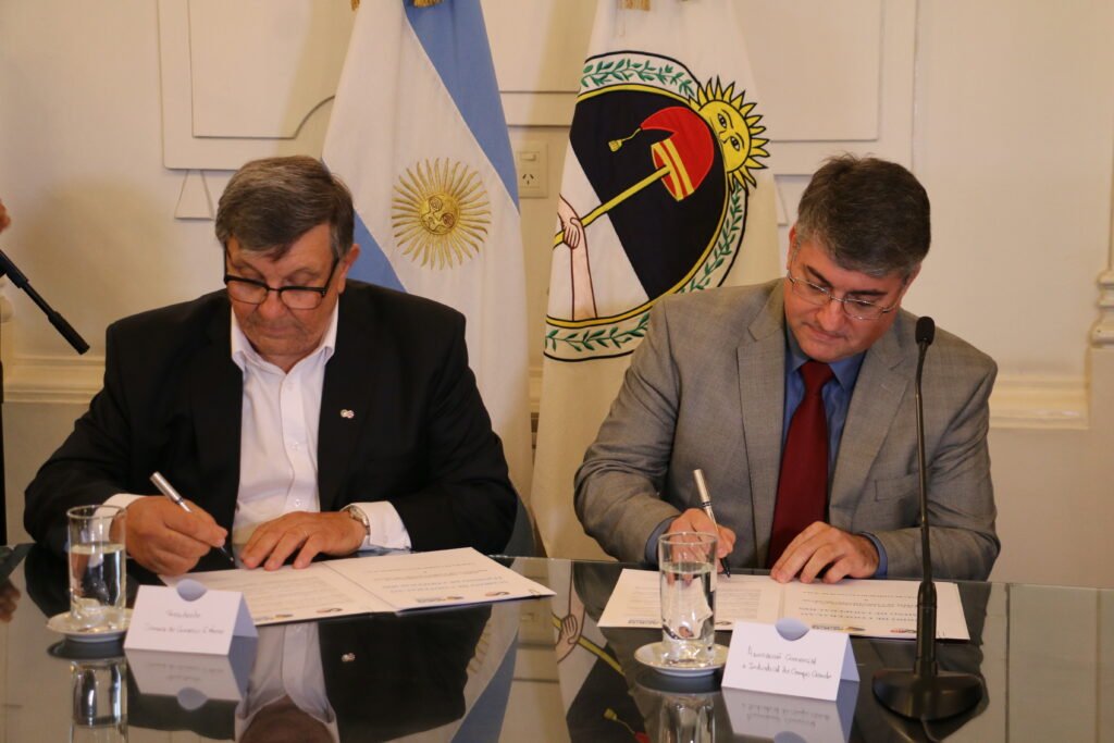 Jorge Gurrieri e João Polidoro assinam convênio em Jujuy - ACICG. 