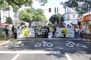 Núcleo de Autoescolas da ACICG promove blitz educativa em prol do Maio Amarelo