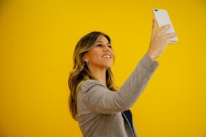 ACICG promove palestra sobre marketing digital com Paula Tebett